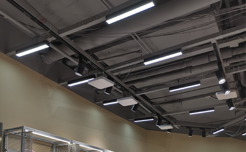 服裝智慧門店RFID應(yīng)用案例 RFID超高頻讀寫器在服裝門店的應(yīng)用場景